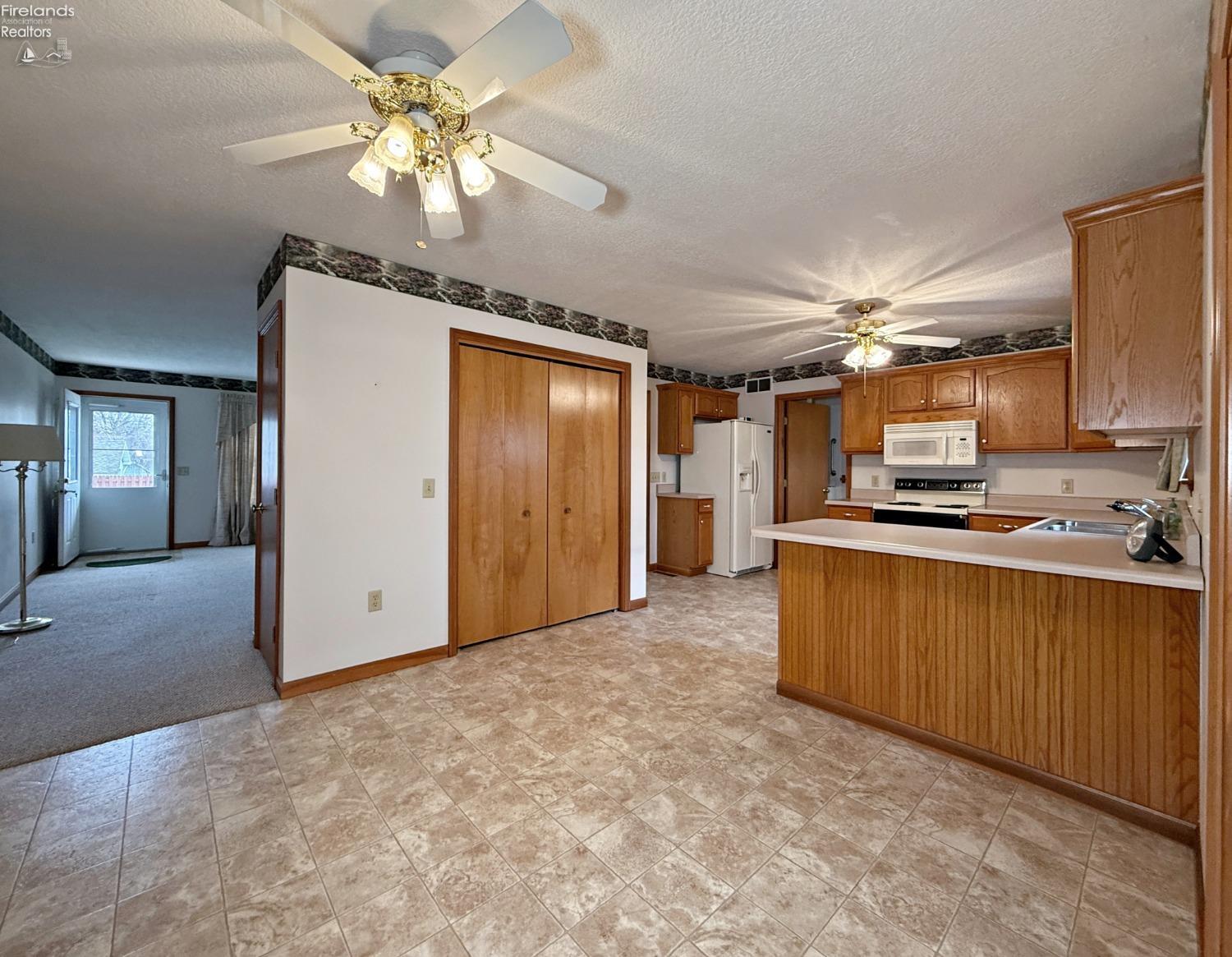 101 E Teakwood Court, Tiffin, Texas image 10