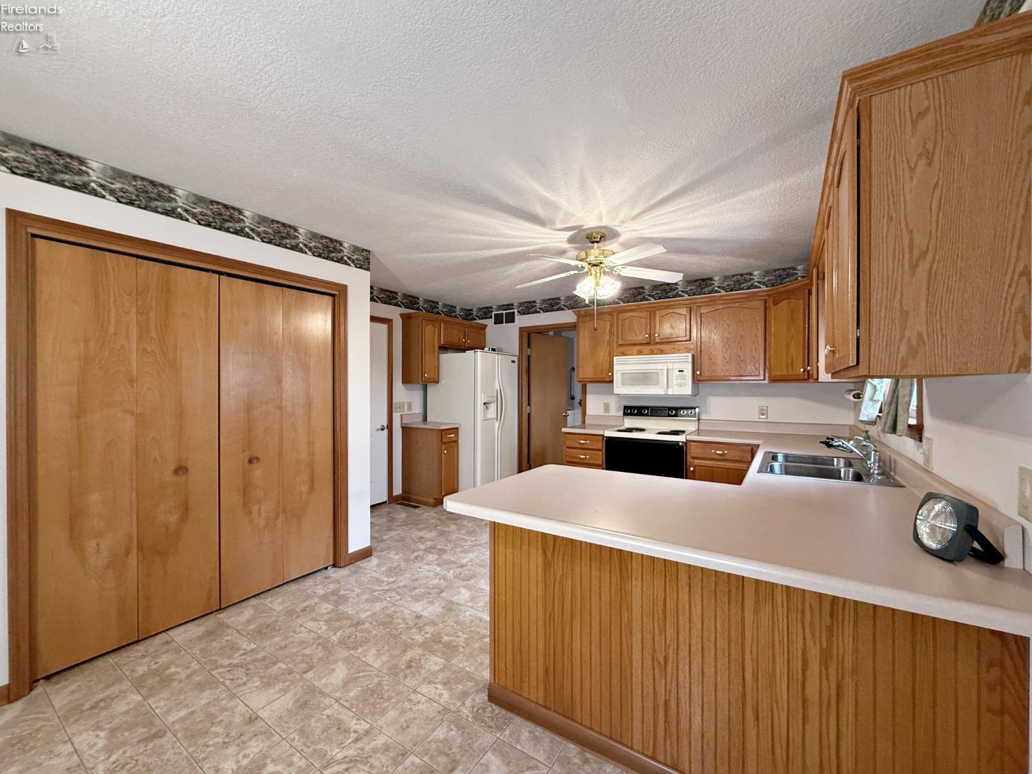 101 E Teakwood Court, Tiffin, Texas image 11