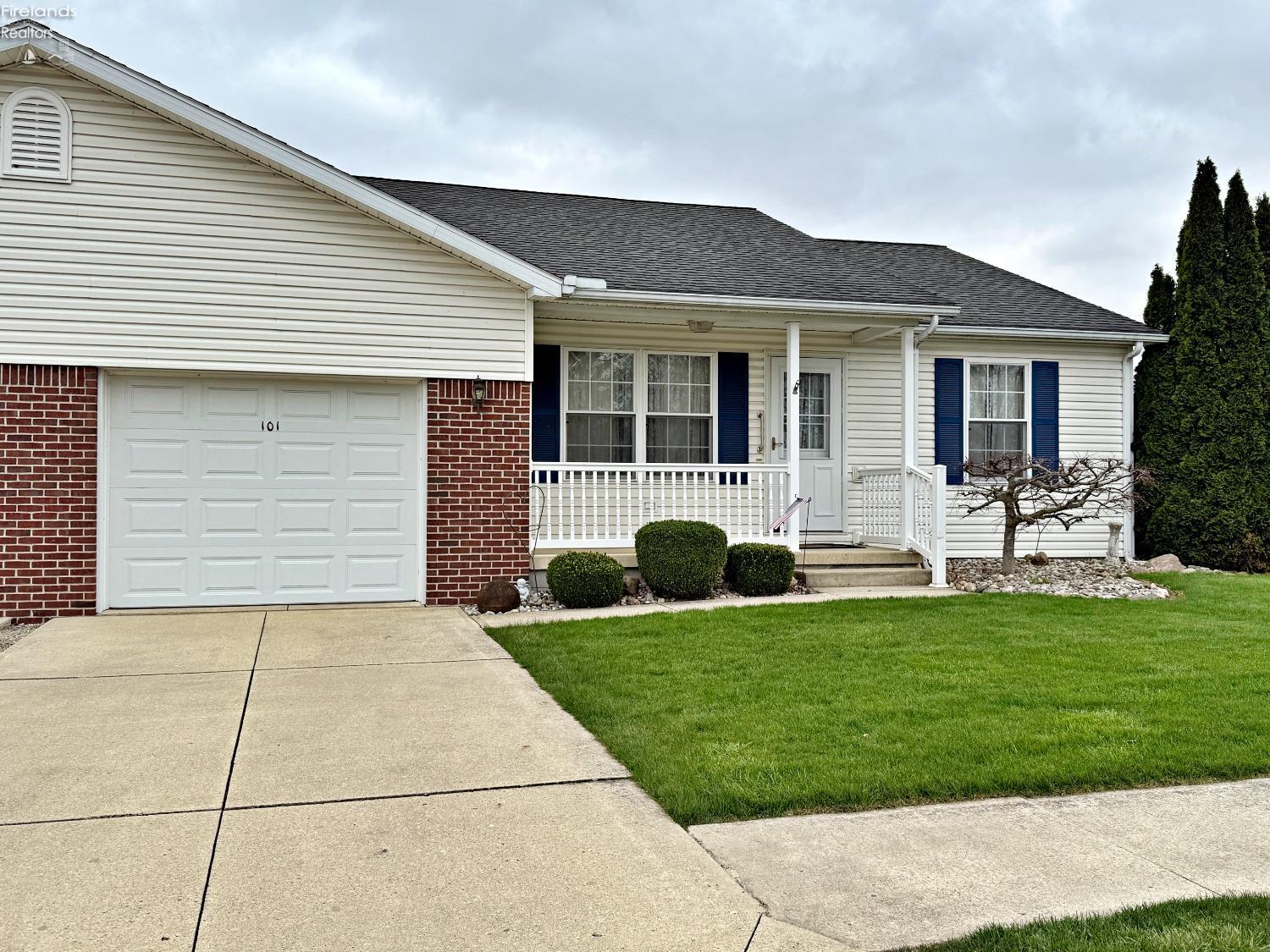 101 E Teakwood Court, Tiffin, Texas image 3
