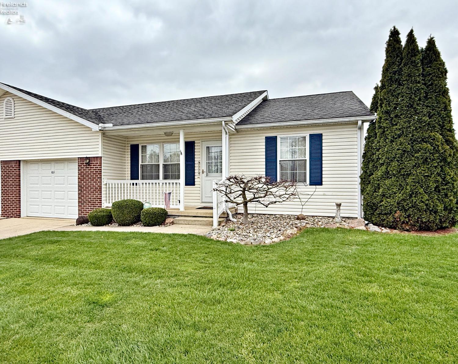 101 E Teakwood Court, Tiffin, Texas image 1