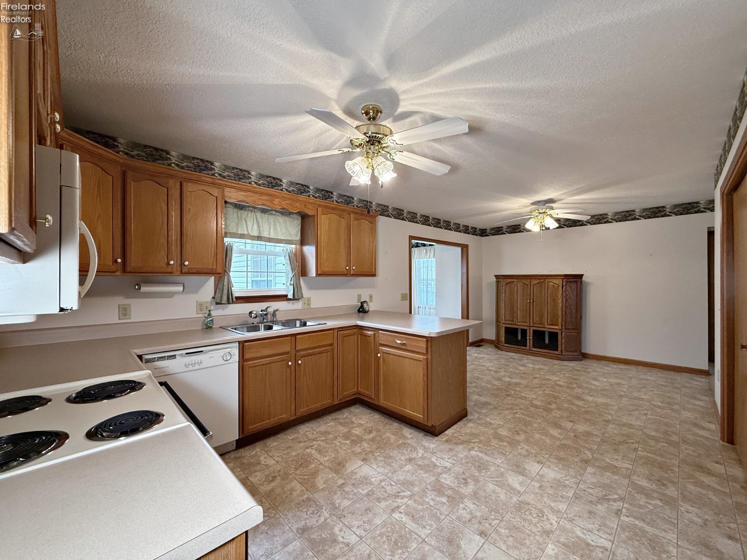 101 E Teakwood Court, Tiffin, Texas image 13
