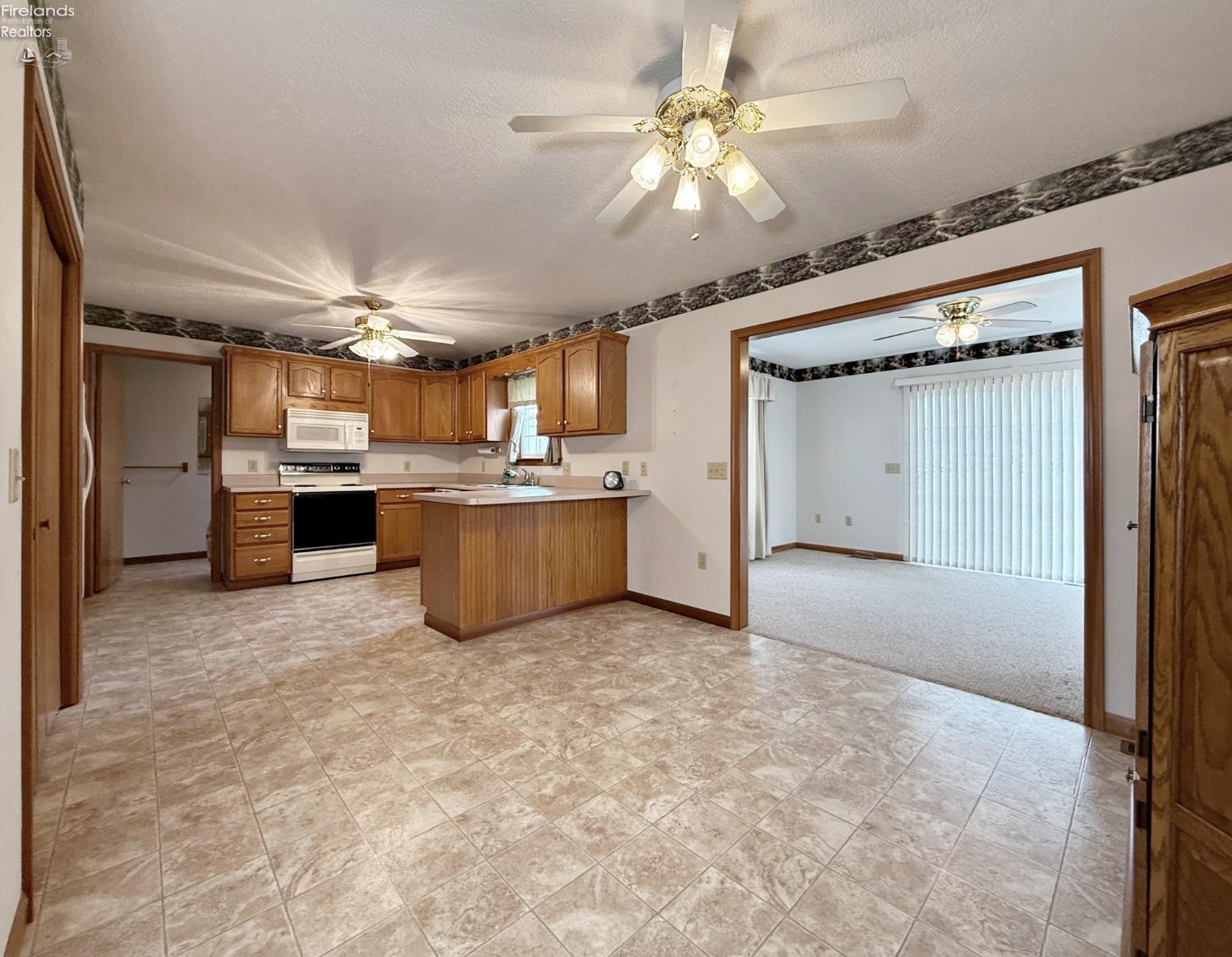 101 E Teakwood Court, Tiffin, Texas image 9