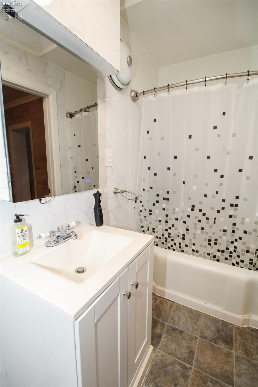 Sandusky, Ohio 44870, United States, 3 Bedrooms Bedrooms, ,1 BathroomBathrooms,Residential,Contingent,159396