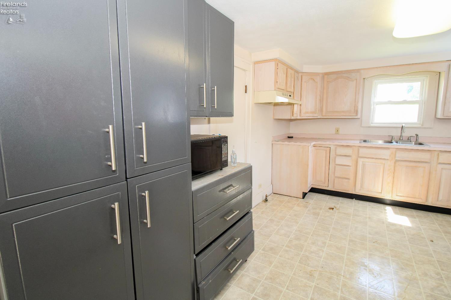 Amherst, Ohio 44001, United States, 3 Bedrooms Bedrooms, ,1 BathroomBathrooms,Residential,Active,156950