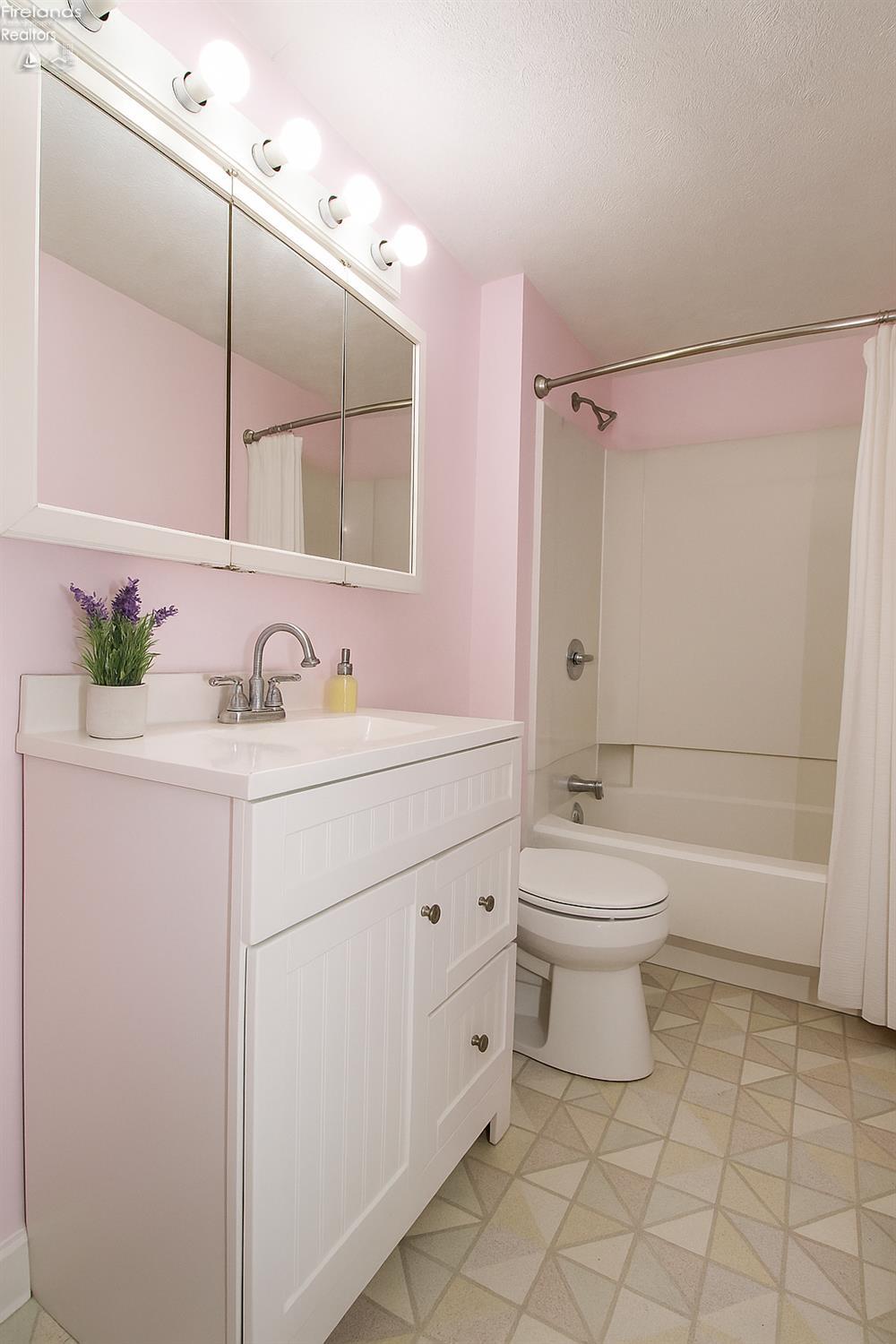 Amherst, Ohio 44001, United States, 3 Bedrooms Bedrooms, ,1 BathroomBathrooms,Residential,Active,156950