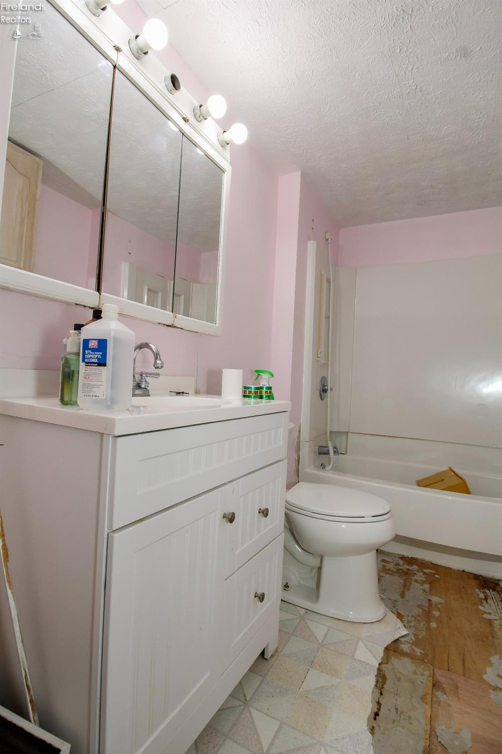 Amherst, Ohio 44001, United States, 3 Bedrooms Bedrooms, ,1 BathroomBathrooms,Residential,Active,156950