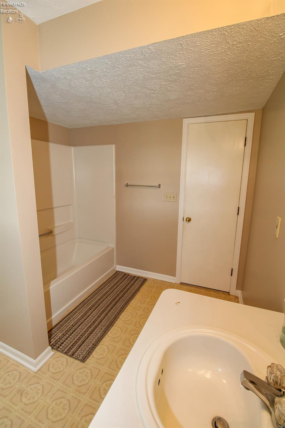 Norwalk, Ohio 44857, United States, 3 Bedrooms Bedrooms, ,2 BathroomsBathrooms,Residential,Contingent,206885