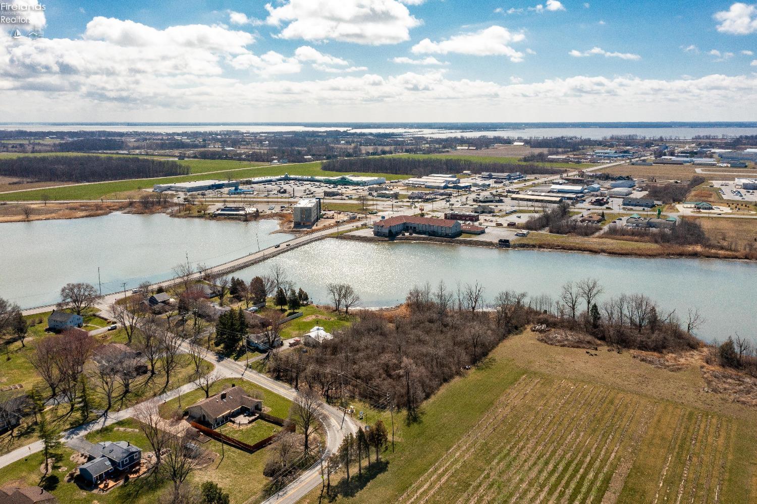113 W Catawba Road, Port Clinton, Ohio image 4