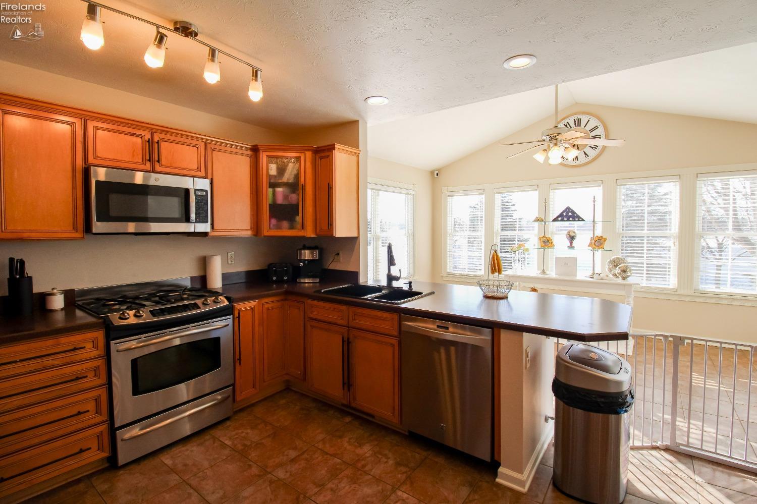 Huron, Ohio 44839, United States, 4 Bedrooms Bedrooms, ,4 BathroomsBathrooms,Residential,Contingent,15429