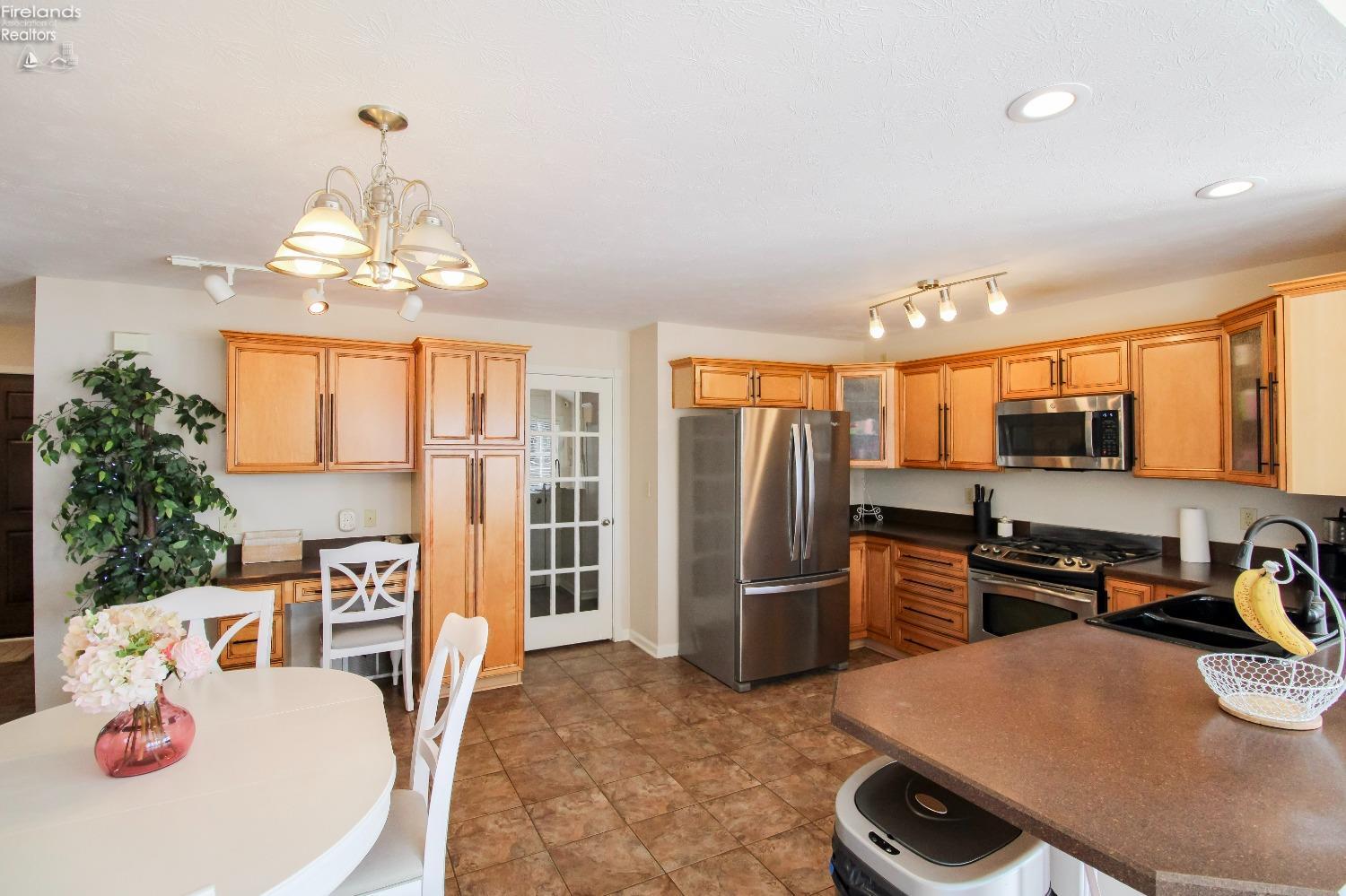 Huron, Ohio 44839, United States, 4 Bedrooms Bedrooms, ,4 BathroomsBathrooms,Residential,Contingent,15429