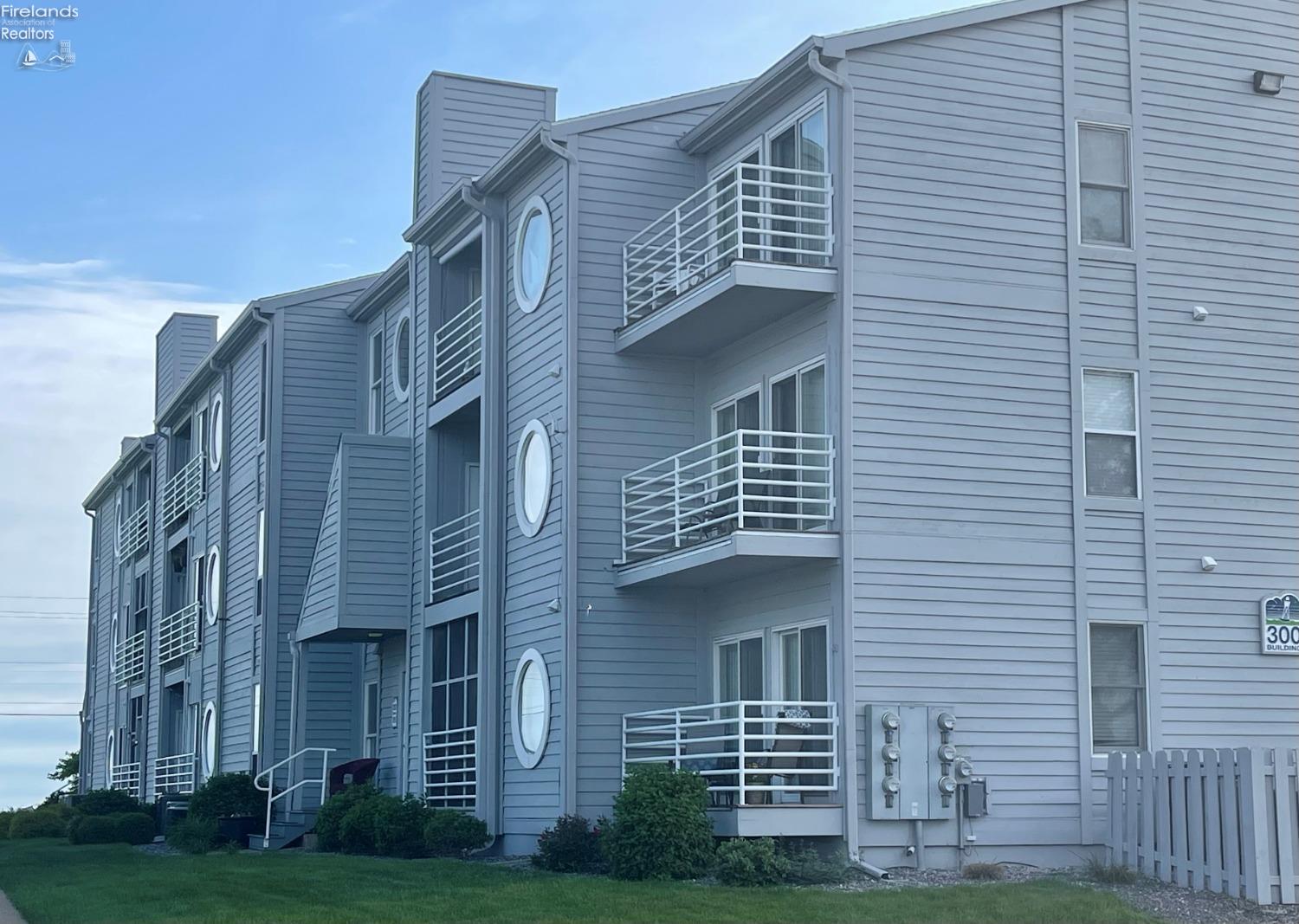 304 Clinton Reef Drive, Port Clinton, Ohio image 1
