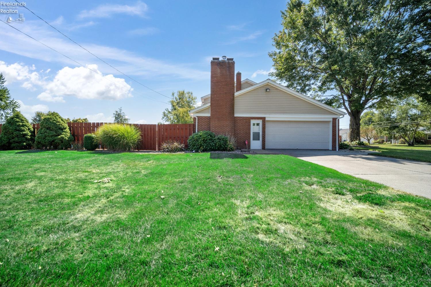 918 Goldenrod Drive, Bellevue, Ohio image 4