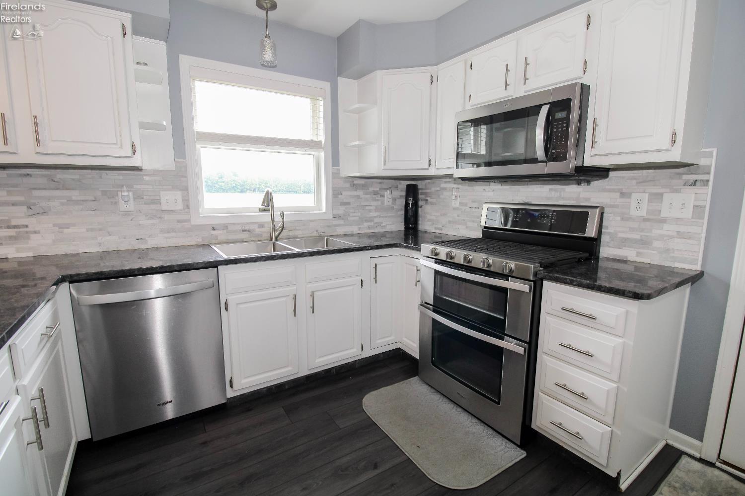 Sandusky, Ohio 44870, United States, 4 Bedrooms Bedrooms, ,3 BathroomsBathrooms,Residential,Contingent,156473