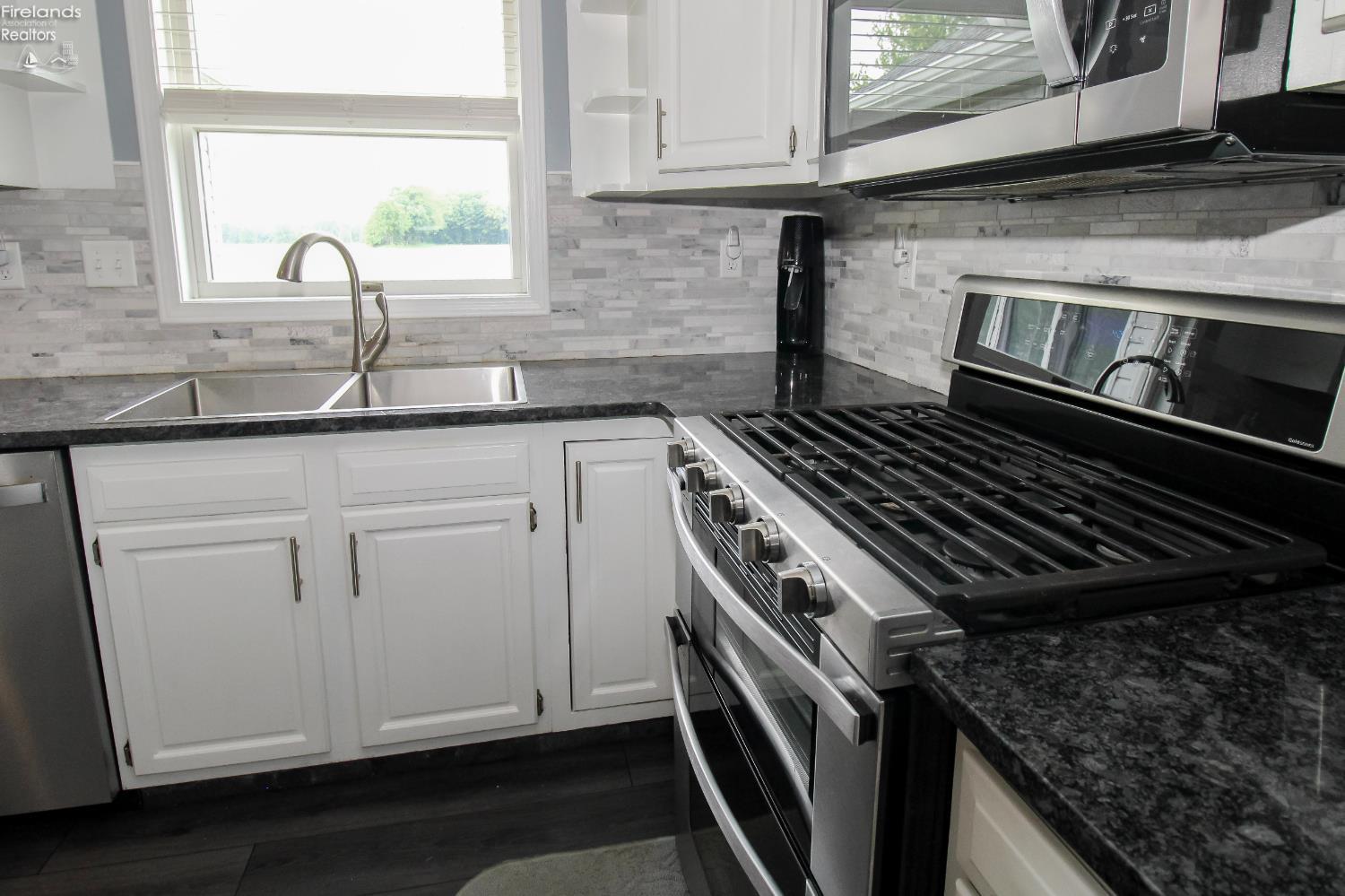 Sandusky, Ohio 44870, United States, 4 Bedrooms Bedrooms, ,3 BathroomsBathrooms,Residential,Contingent,156473