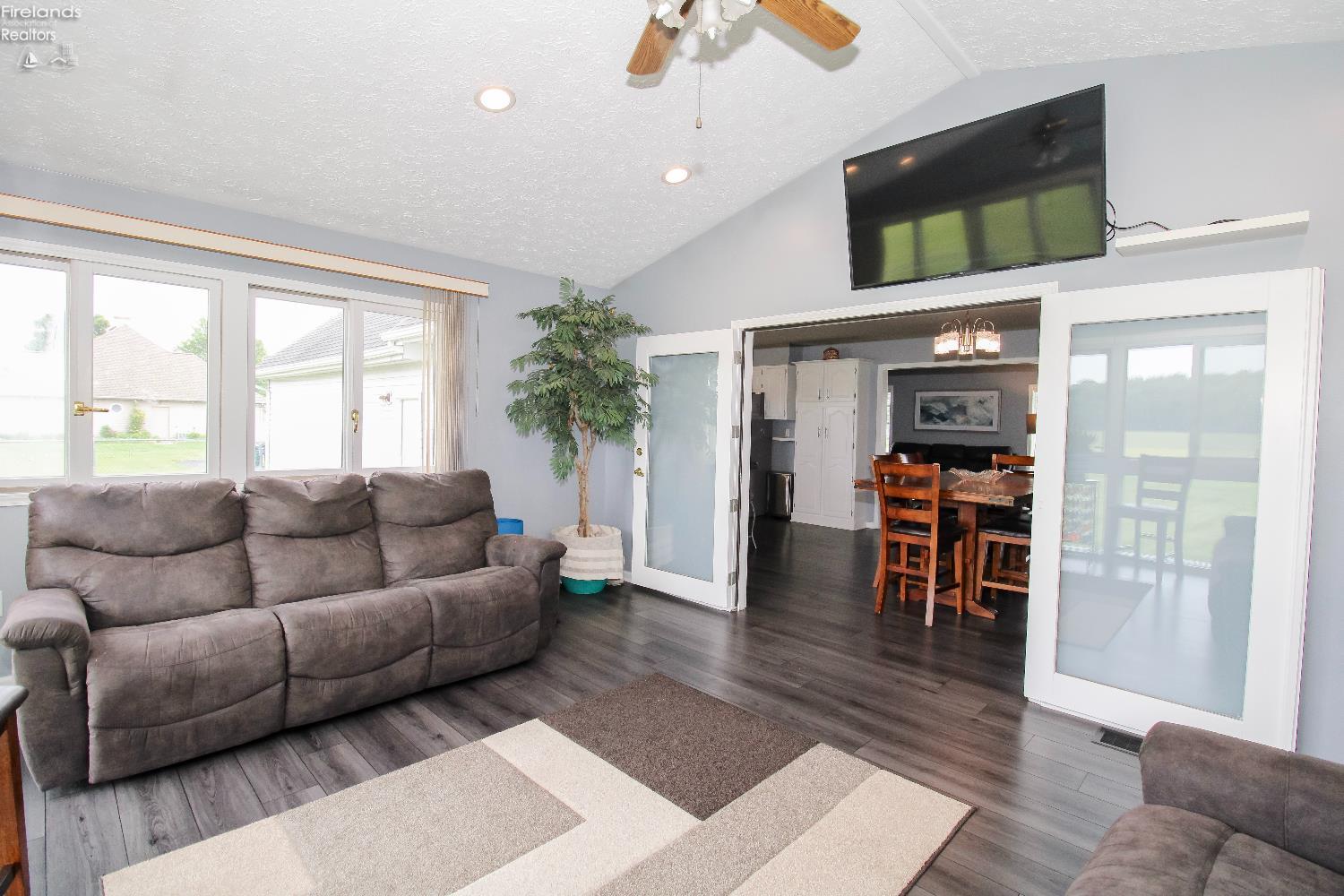 Sandusky, Ohio 44870, United States, 4 Bedrooms Bedrooms, ,3 BathroomsBathrooms,Residential,Contingent,156473