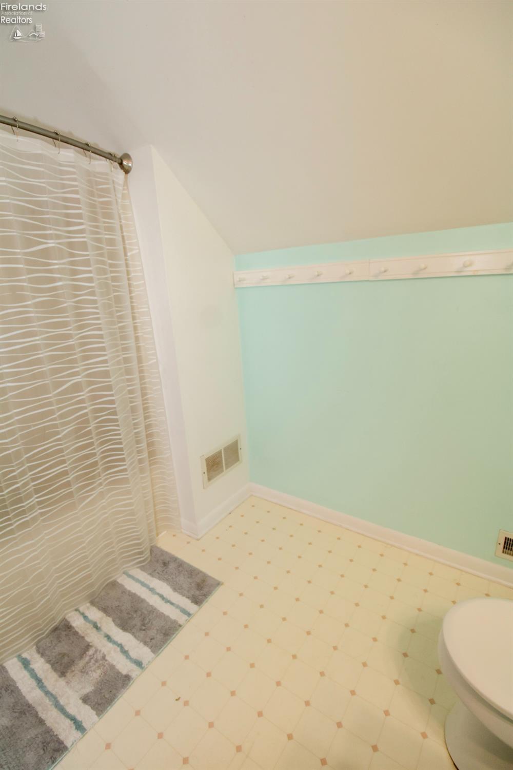 Sandusky, Ohio 44870, United States, 4 Bedrooms Bedrooms, ,3 BathroomsBathrooms,Residential,Contingent,156473