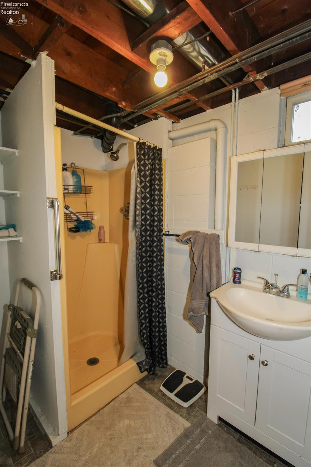 Bellevue, Ohio 44811, United States, 4 Bedrooms Bedrooms, ,2 BathroomsBathrooms,Residential,Active,242247