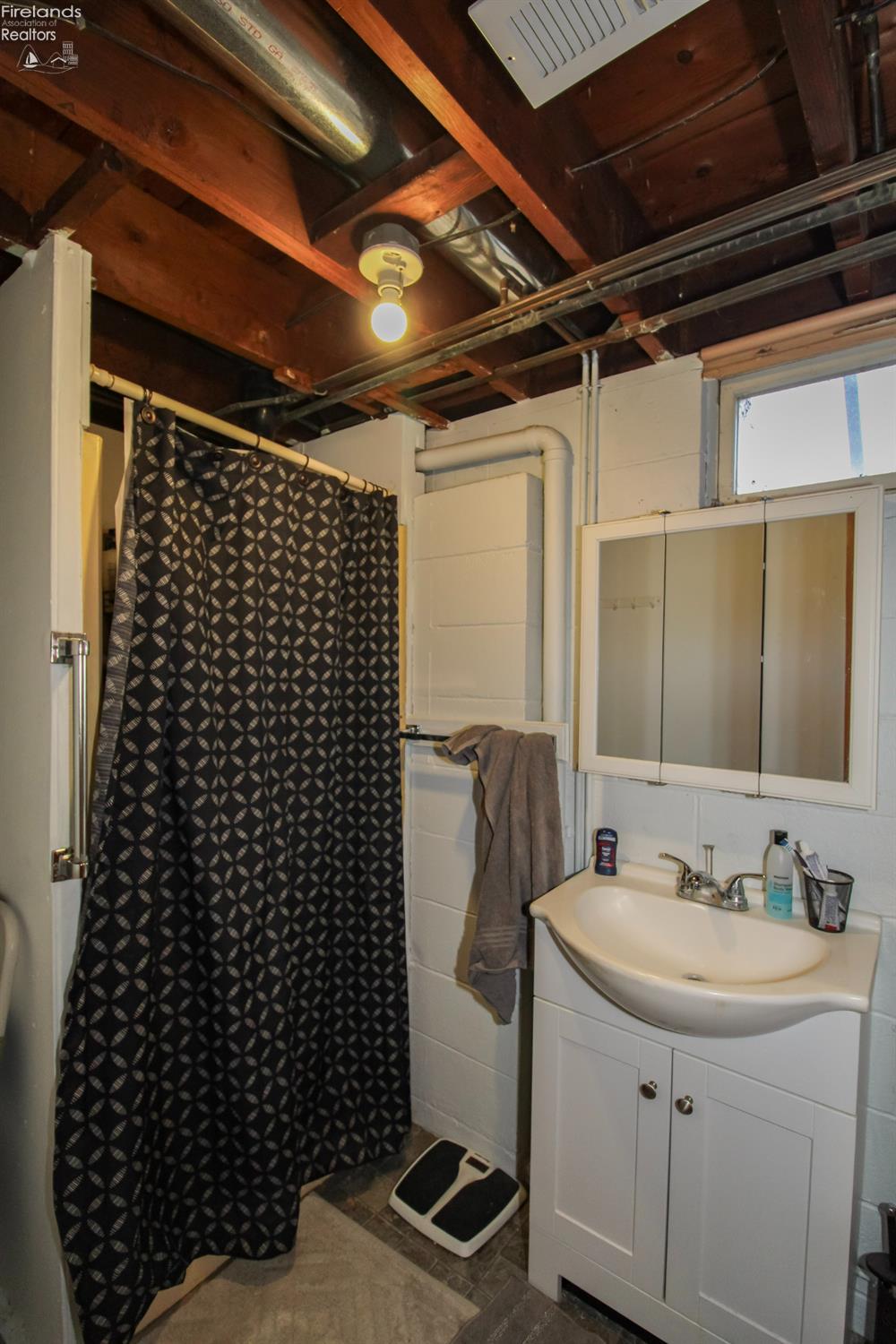 Bellevue, Ohio 44811, United States, 4 Bedrooms Bedrooms, ,2 BathroomsBathrooms,Residential,Active,242247