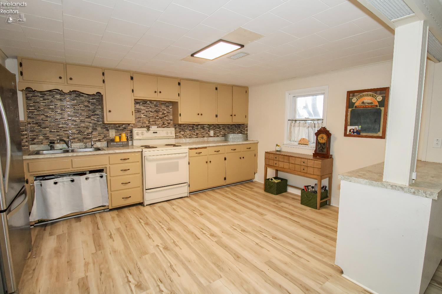 Bellevue, Ohio 44811, United States, 4 Bedrooms Bedrooms, ,2 BathroomsBathrooms,Residential,Active,242247