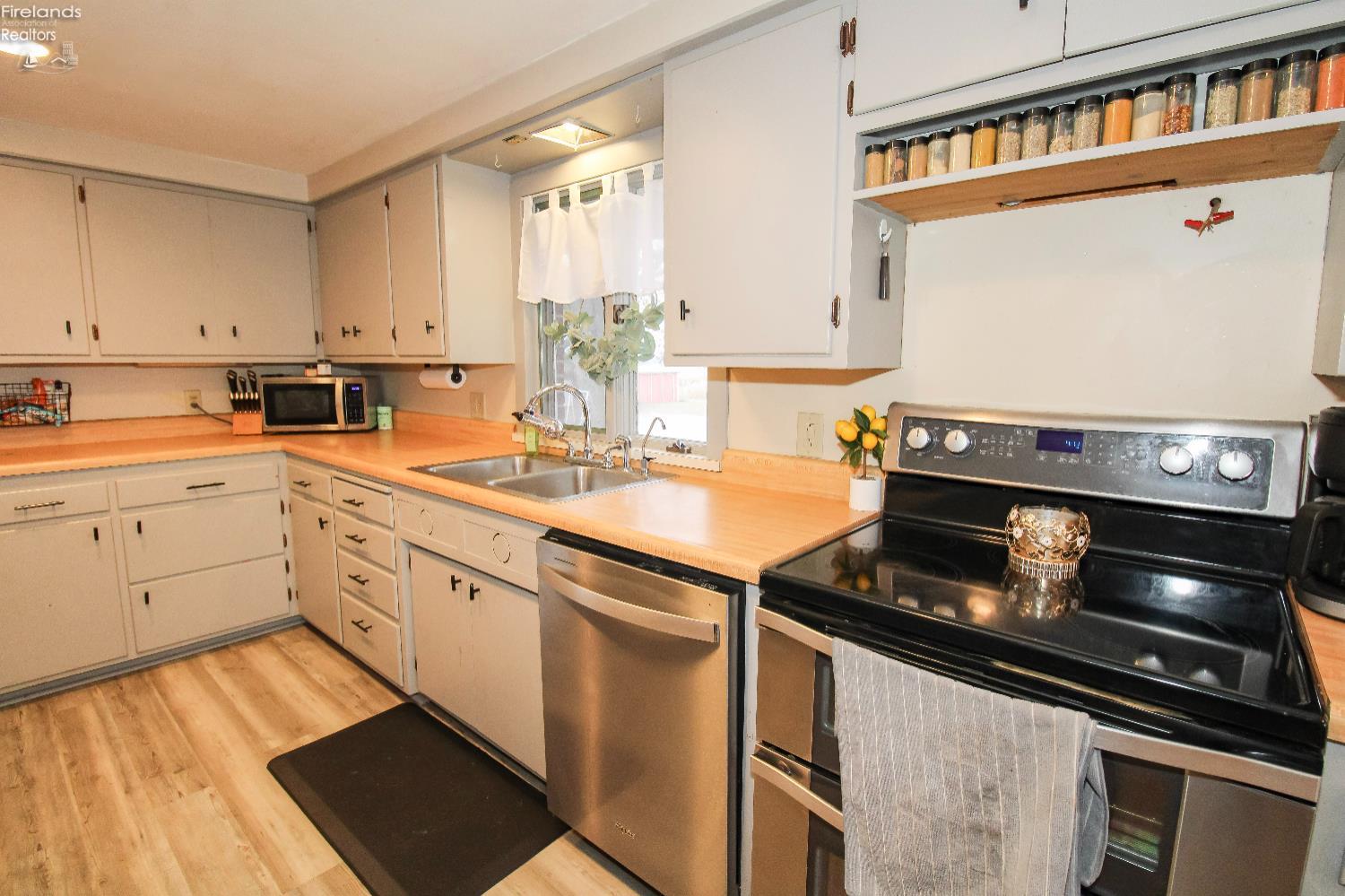 Bellevue, Ohio 44811, United States, 4 Bedrooms Bedrooms, ,2 BathroomsBathrooms,Residential,Active,242247