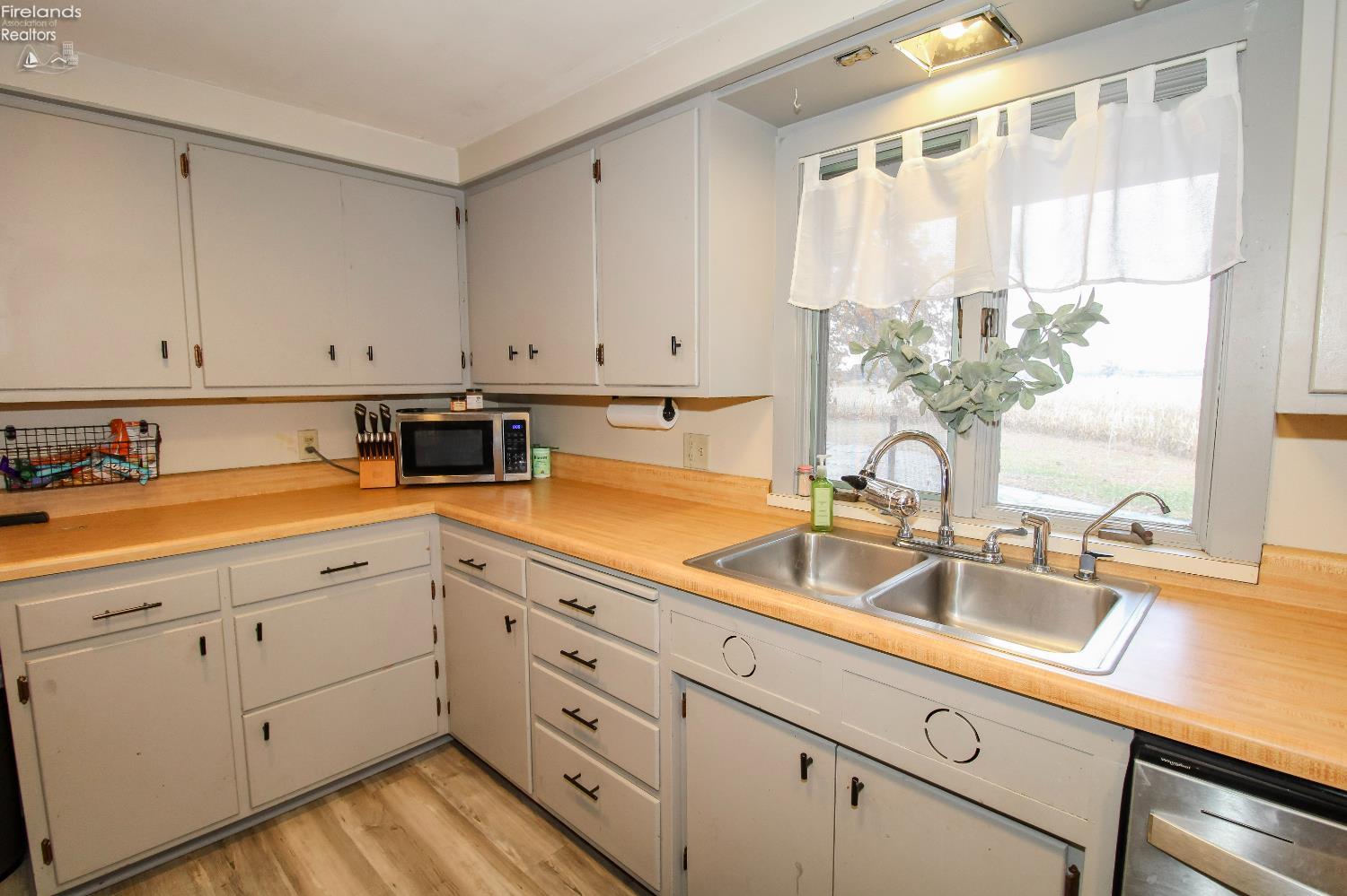 Bellevue, Ohio 44811, United States, 4 Bedrooms Bedrooms, ,2 BathroomsBathrooms,Residential,Active,242247