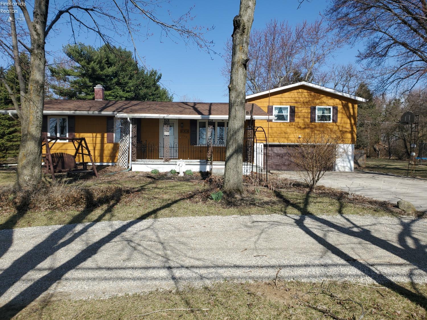 1028 E Sandusky Street, Fostoria, Ohio image 2
