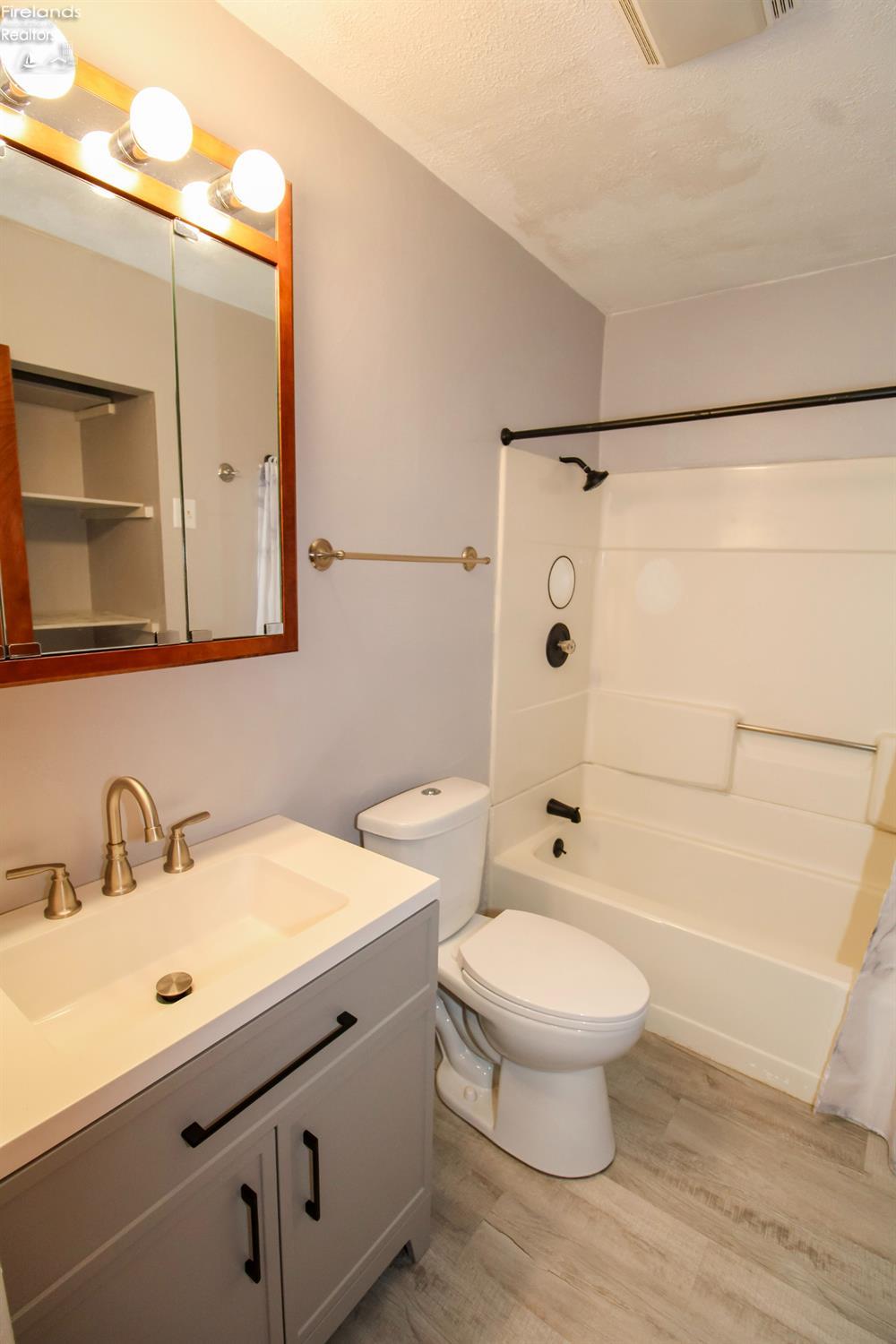 Sandusky, Ohio 44870, United States, 3 Bedrooms Bedrooms, ,1 BathroomBathrooms,Residential,Contingent,214568