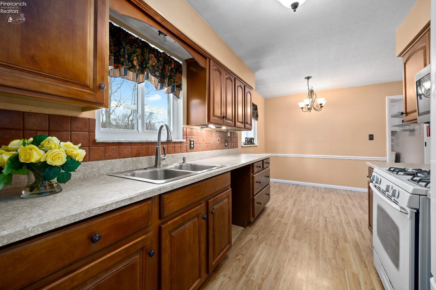4960 W Park Dr, North Olmsted, Ohio image 11