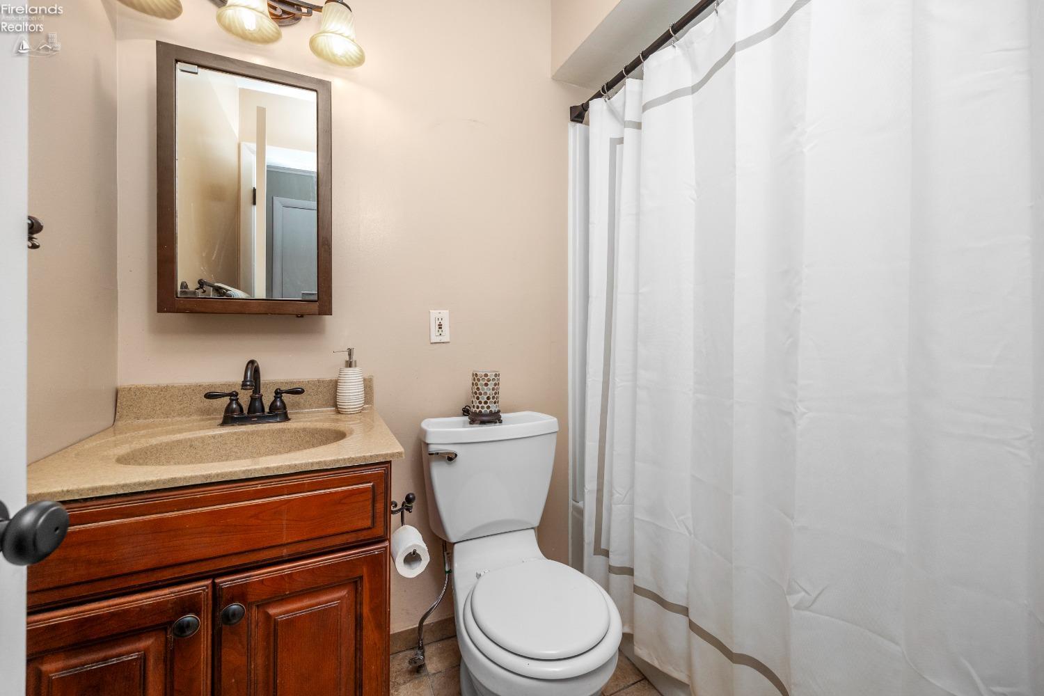 4960 W Park Dr, North Olmsted, Ohio image 18