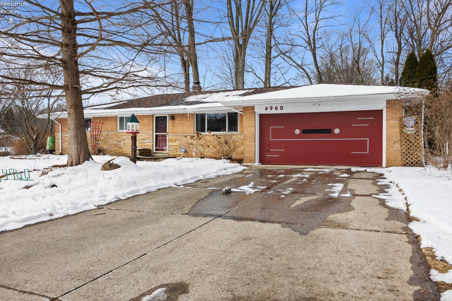 4960 W Park Dr, North Olmsted, Ohio image 1