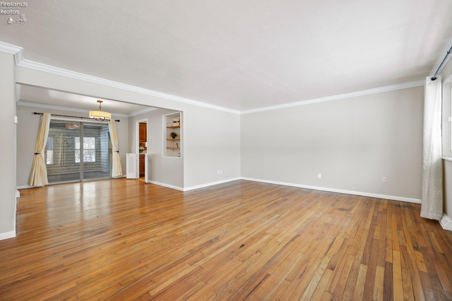 4960 W Park Dr, North Olmsted, Ohio image 3