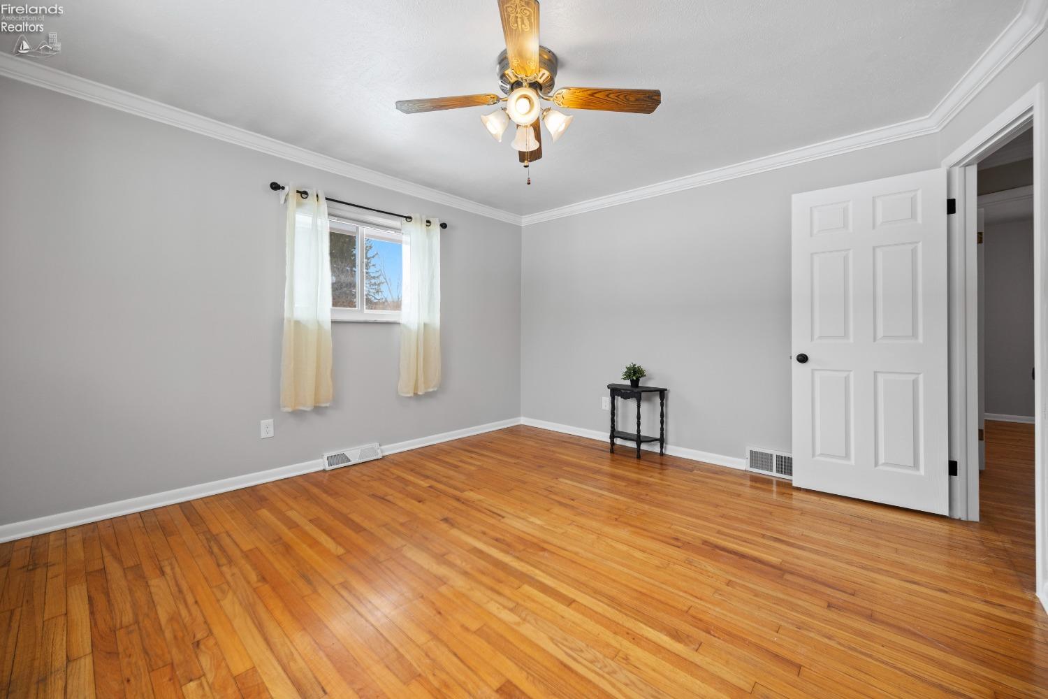 4960 W Park Dr, North Olmsted, Ohio image 22