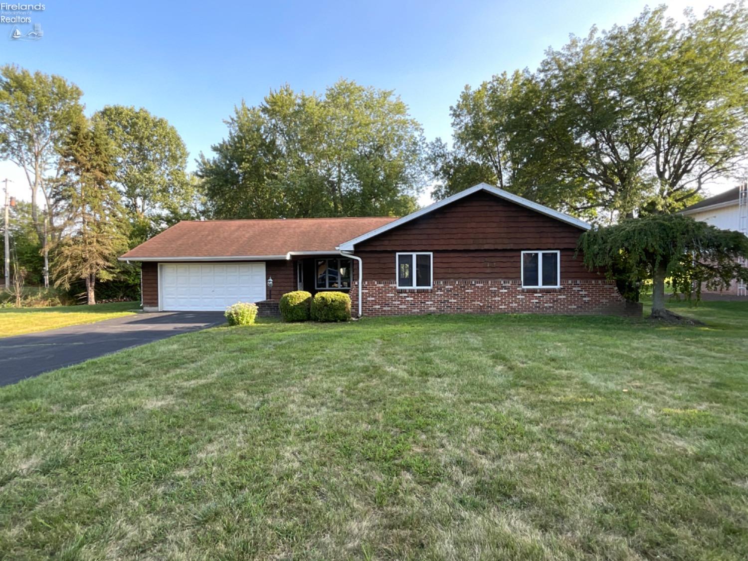 1725 Bark Lane Drive, Fremont, Ohio image 1