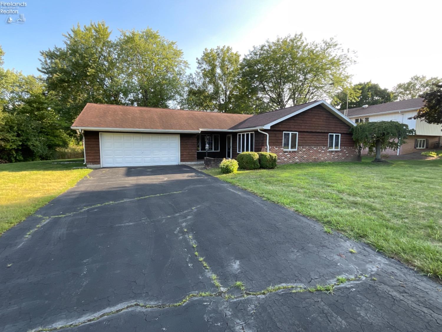 1725 Bark Lane Drive, Fremont, Ohio image 3