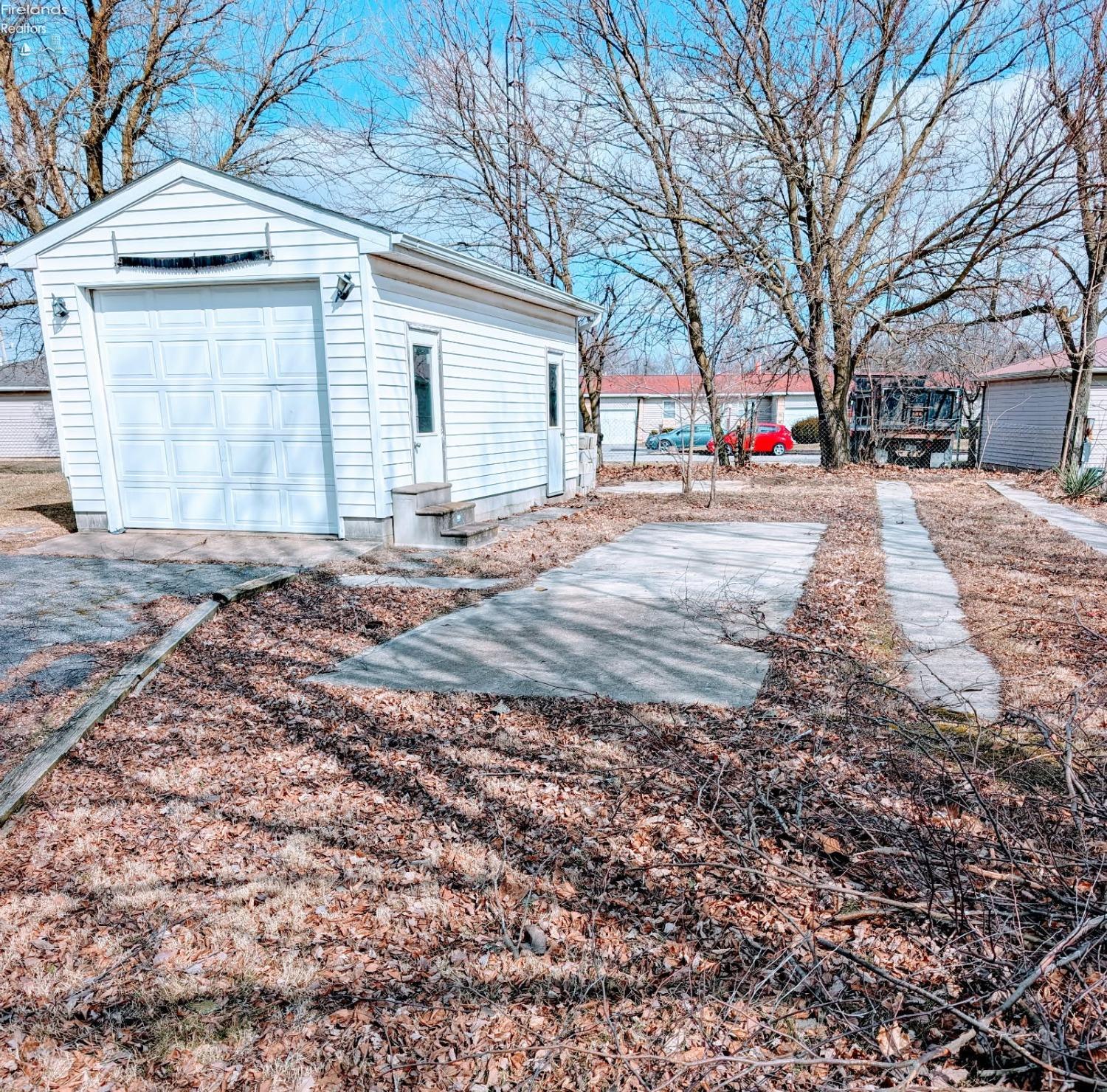 110 W Oakwood Drive, Bellevue, Ohio image 1