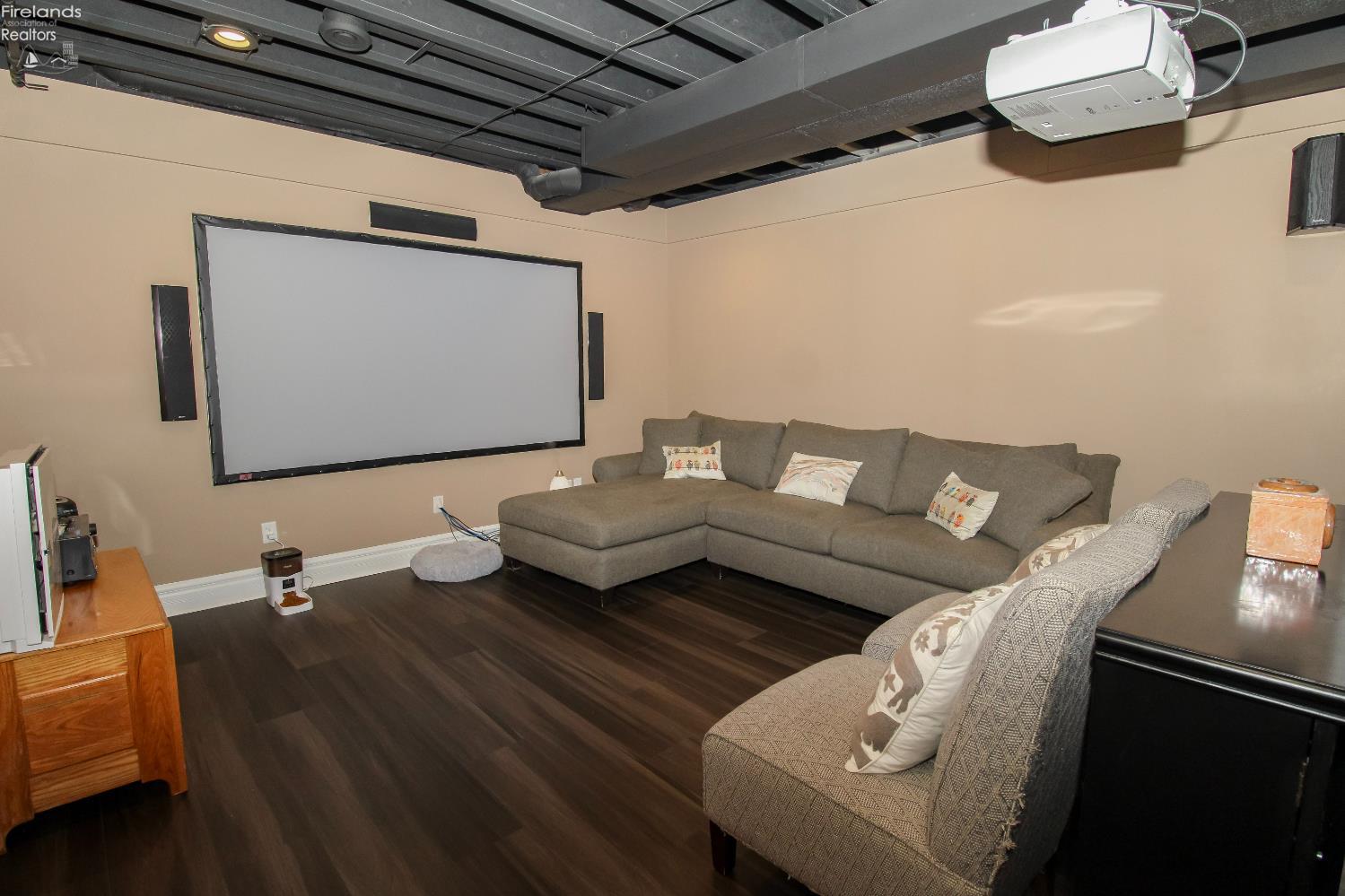 Sandusky, Ohio 44870, United States, 5 Bedrooms Bedrooms, ,5 BathroomsBathrooms,Residential,Active,169425