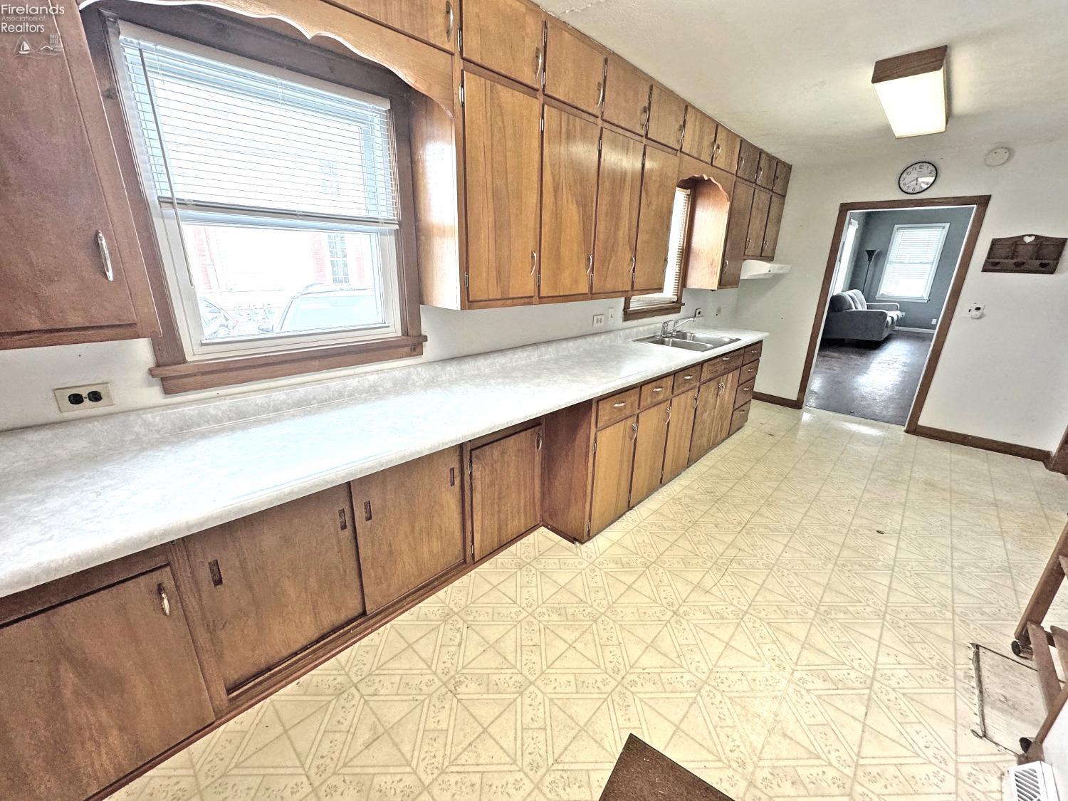 216 Maplewood Street St, Willard, Ohio image 8