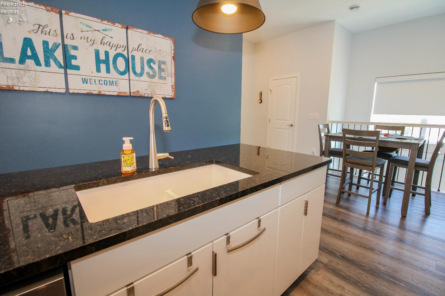 Sandusky, Ohio 44870, United States, 3 Bedrooms Bedrooms, ,3 BathroomsBathrooms,Residential,Contingent,211815