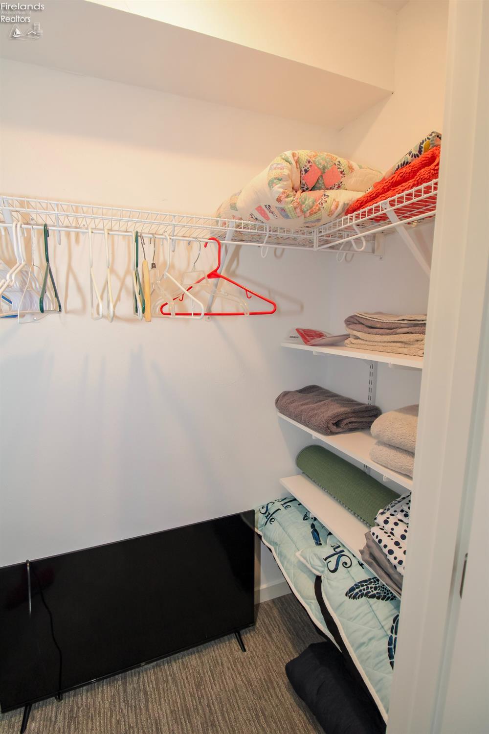 Sandusky, Ohio 44870, United States, 3 Bedrooms Bedrooms, ,3 BathroomsBathrooms,Residential,Contingent,211815