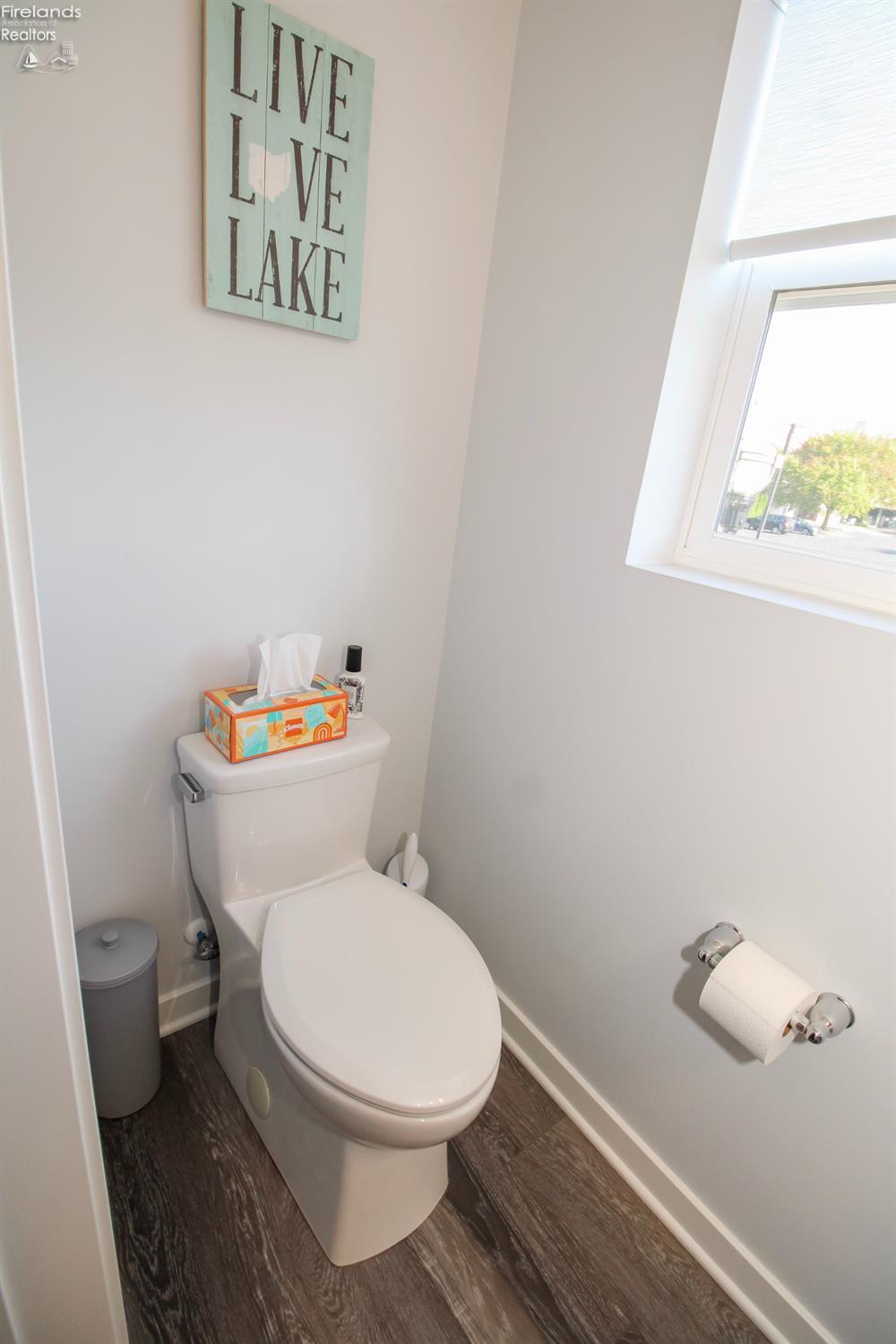 Sandusky, Ohio 44870, United States, 3 Bedrooms Bedrooms, ,3 BathroomsBathrooms,Residential,Contingent,211815