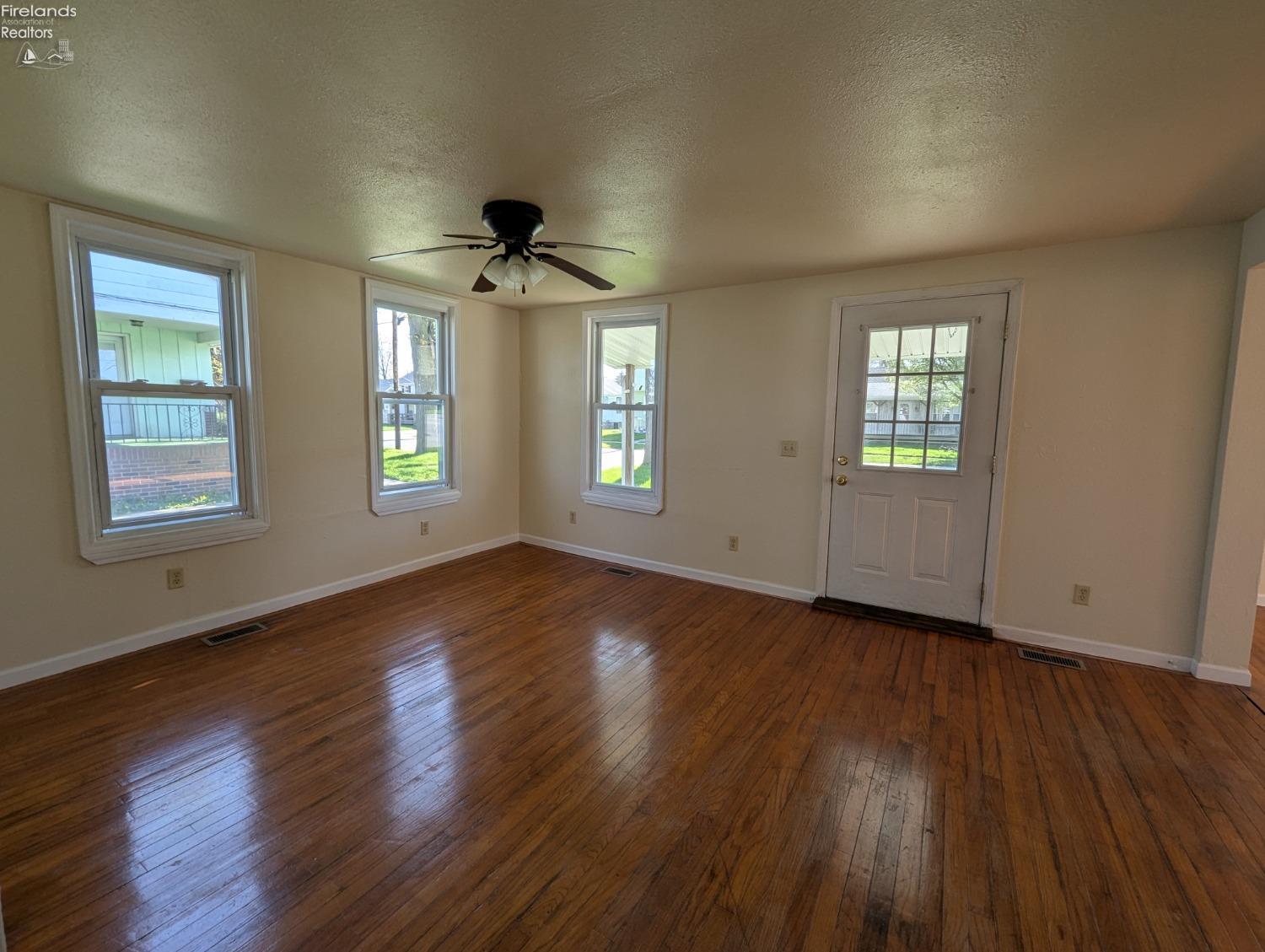 128 N Benton Street, Oak Harbor, New Mexico image 6