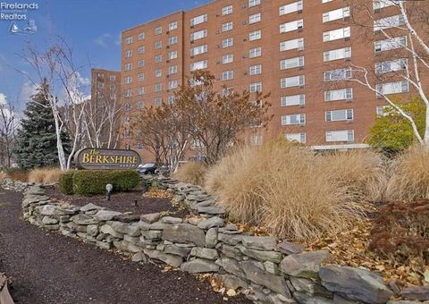 Homes For Sale - 11820 Edgewater Drive #617<br/> Lakewood, OH 44107