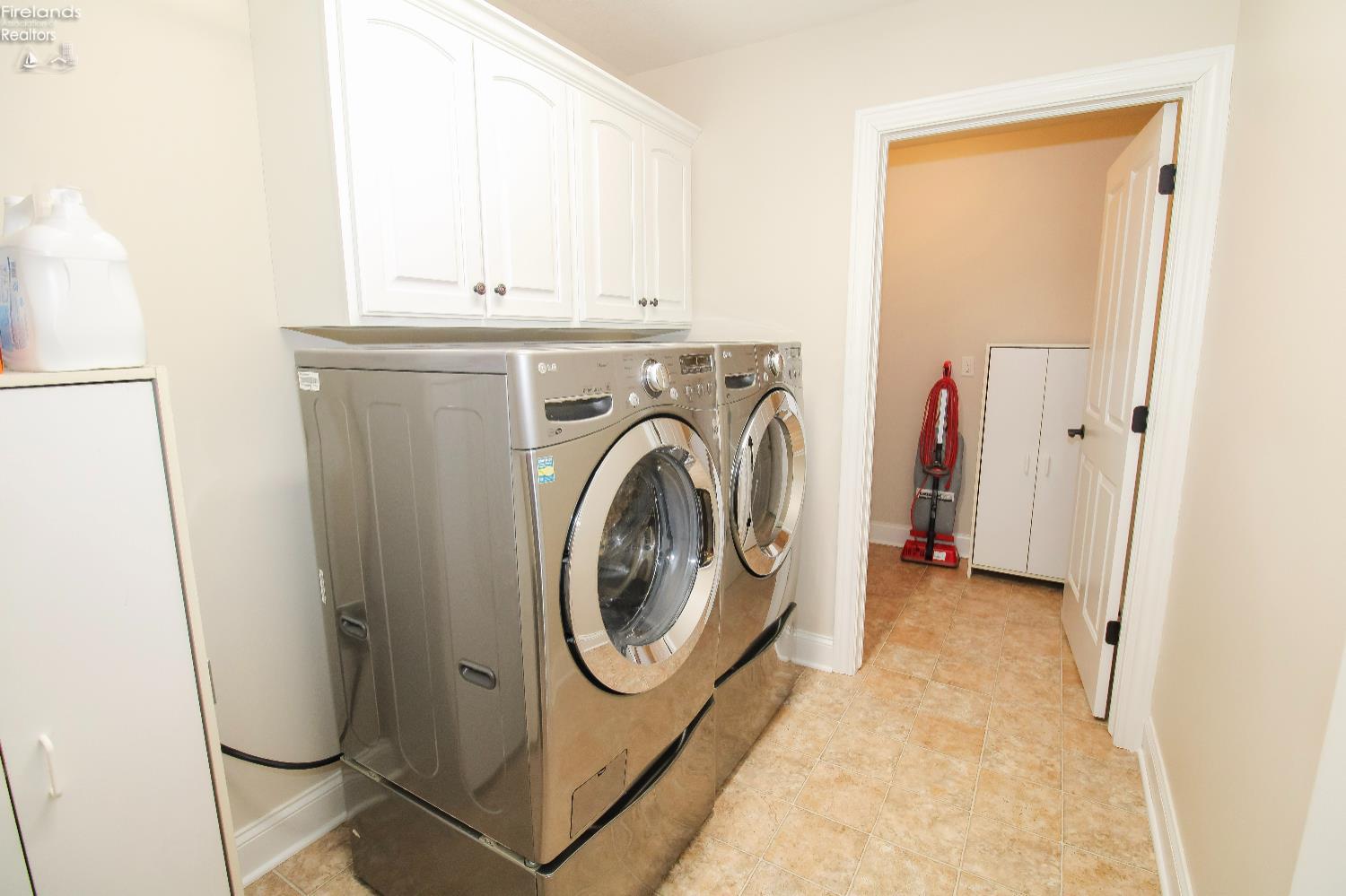 Huron, Ohio 44839, United States, 3 Bedrooms Bedrooms, ,2 BathroomsBathrooms,Residential,Contingent,229280