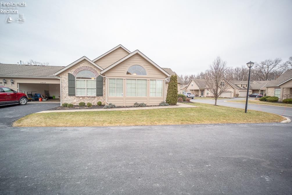 3912 S Coventry Lane, Huron, Ohio image 2