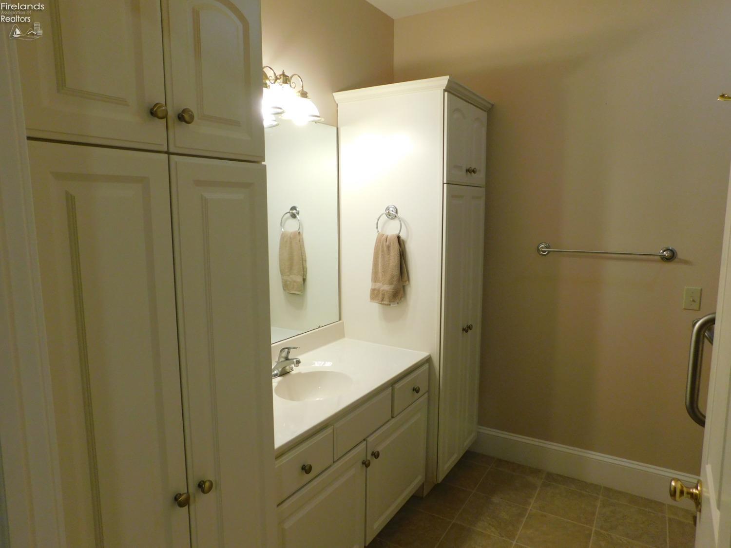 7 Executive Village Court, Norwalk, Texas image 19