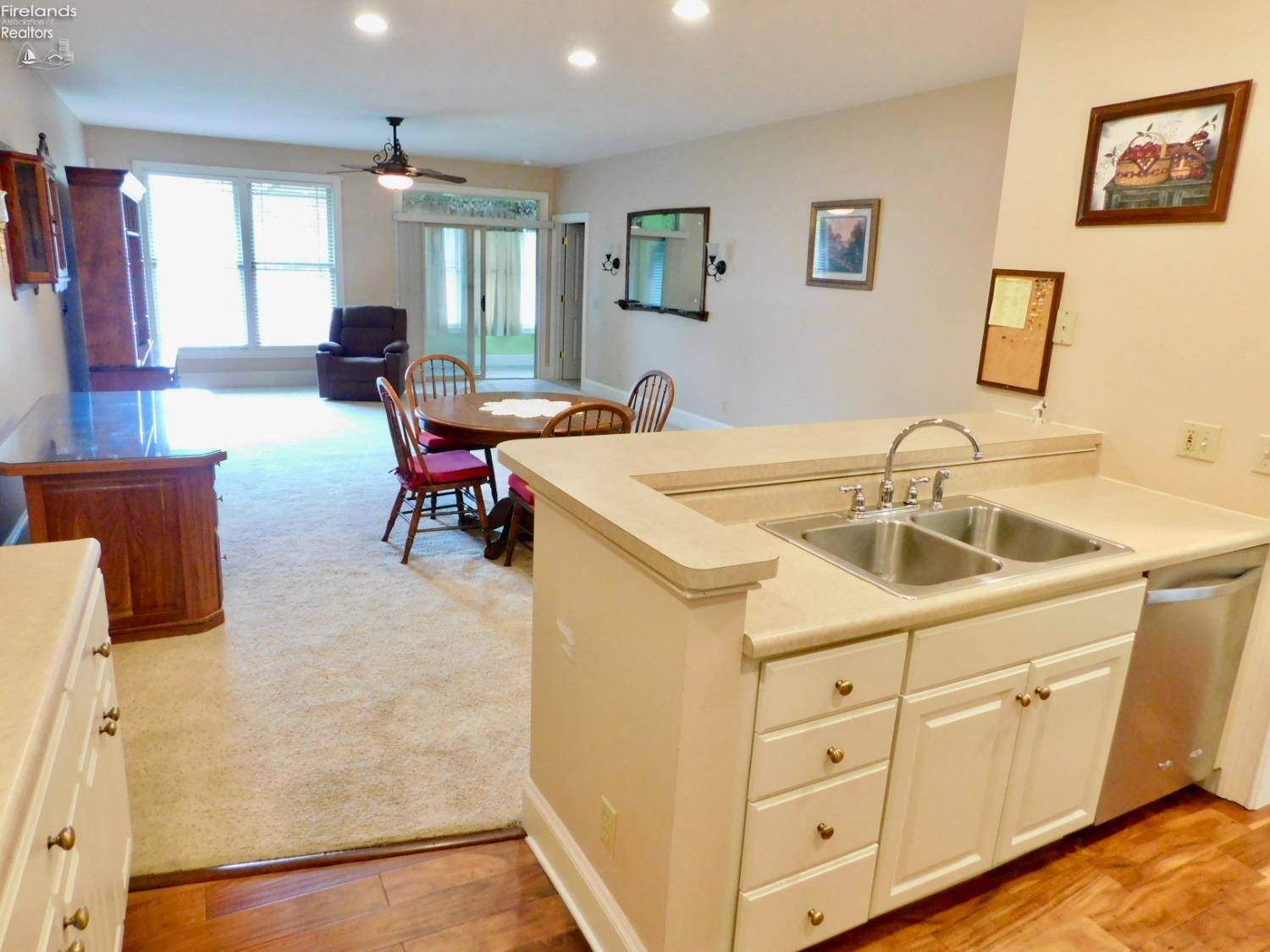 7 Executive Village Court, Norwalk, Texas image 6