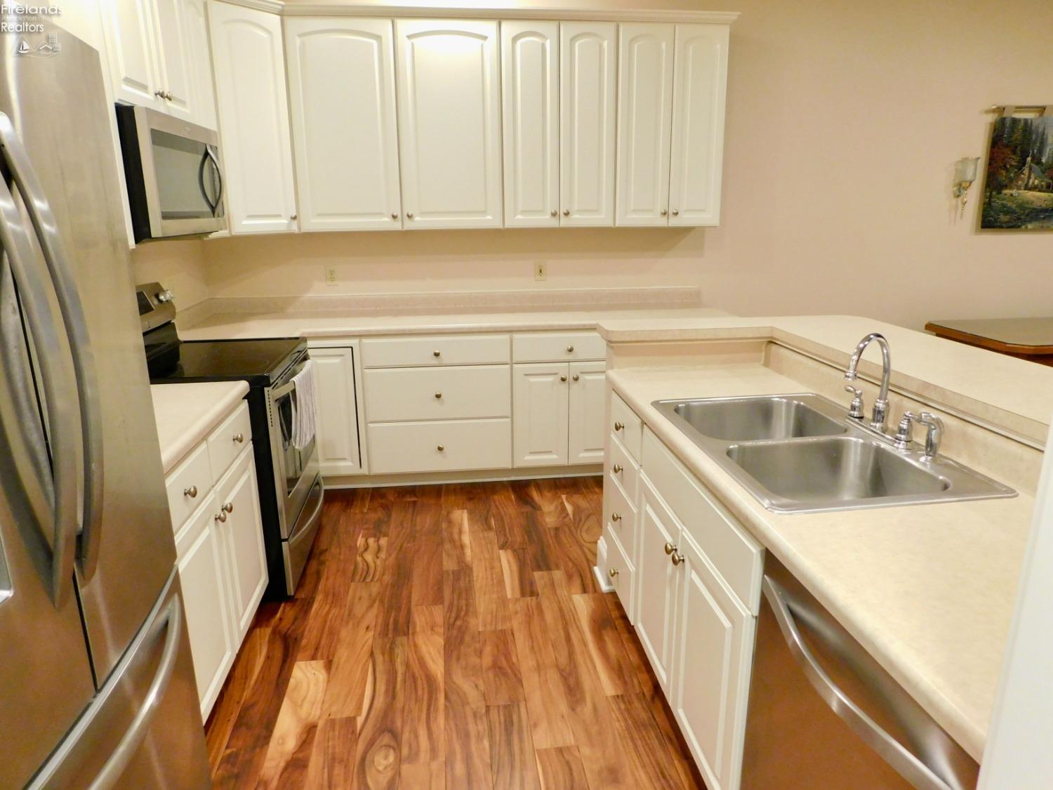 7 Executive Village Court, Norwalk, Texas image 5