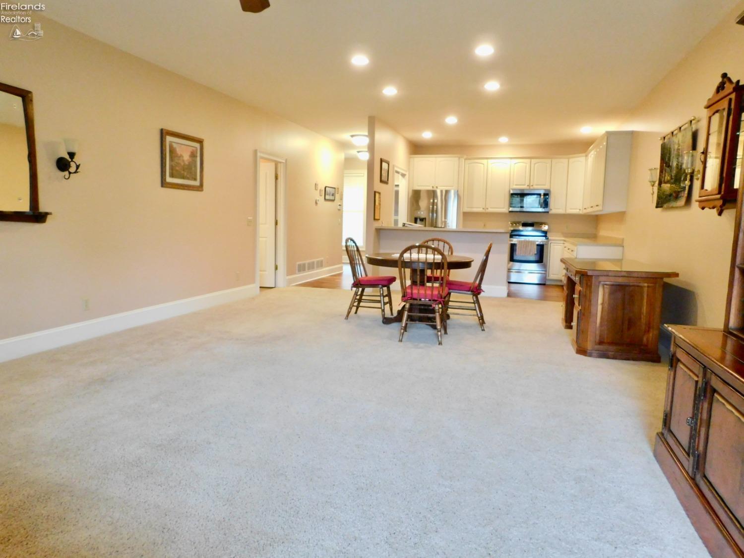 7 Executive Village Court, Norwalk, Texas image 9