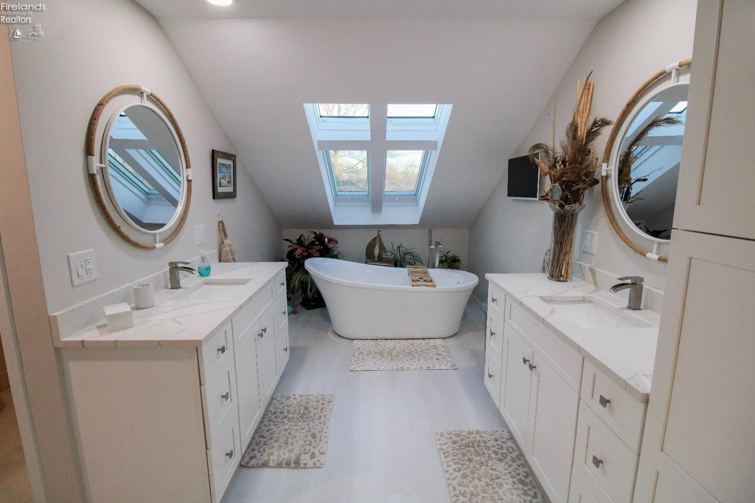 Huron, Ohio 44839, United States, 4 Bedrooms Bedrooms, ,3 BathroomsBathrooms,Residential,Contingent,9517