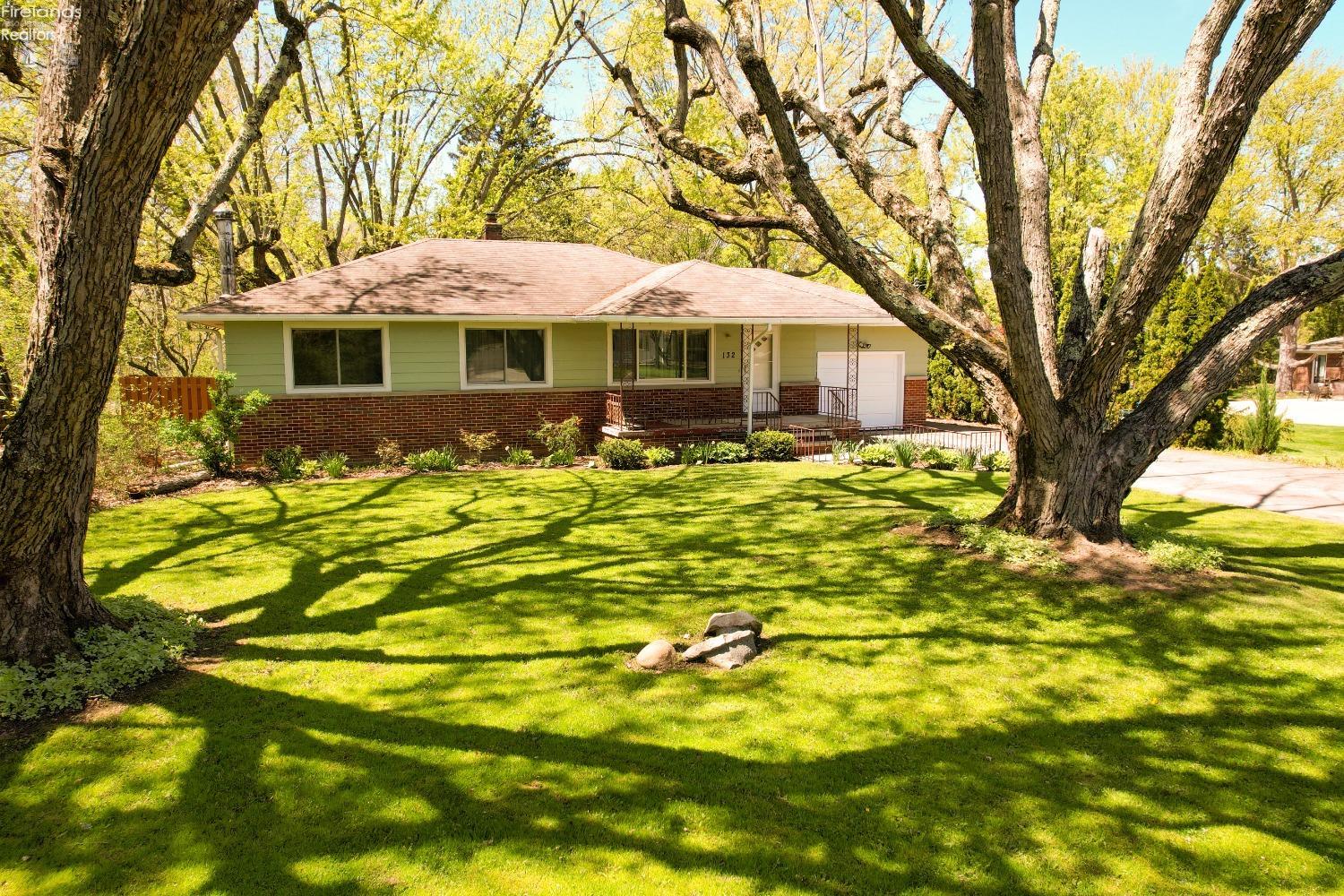 132 Forest Hill Drive, Amherst, Ohio image 1